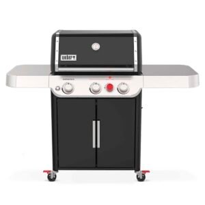 Barbacoa de gas weber genesis e-325s cerrada con tapa de acero vitrificado en terraza.
